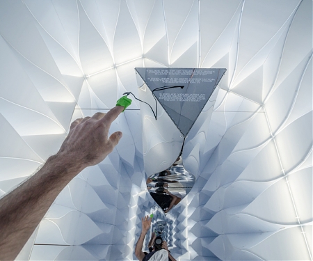 (Video) Finger Pulse Monitor Illuminates Sanctuary Based on Your Stress Levels