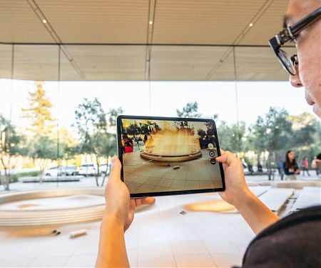 Apple’s Secretive AR and VR Headset Plans Altered by Internal Differences