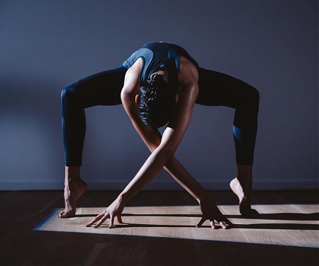 (Video) These Connected Yoga Pants Help Correct Your Posture - Nadi X