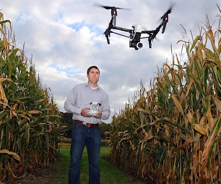 (Infographic) Drones in Agriculture : How UAVs make farming more efficient