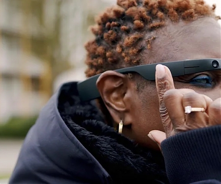 (Video) Envision Glasses for the Blind Can Read Documents, Scan Faces, Aid Navigation