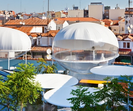 Floating Structures Naturally Cool Urban Spaces
