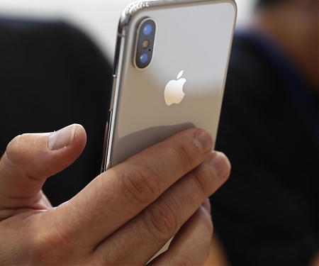 (PDF) Owning an Apple iPhone or iPad is an Indicator of Wealth in the U.S. Say Economists
