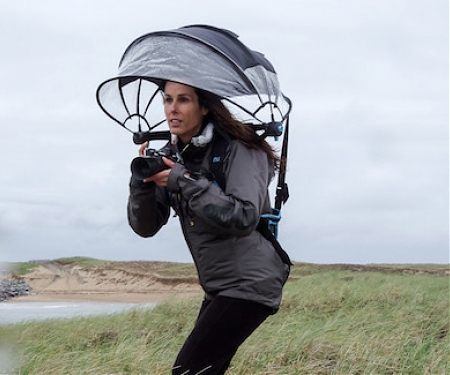 (Video) ‘Nubrella’ : Hands-Free Umbrella Keeps Your Camera Safe From The Rain
