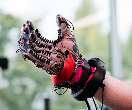 Facebook’s Freaky New Glove for the Metaverse