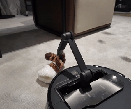 (CES 2025) Roborock Debuts a Robot Vacuum with a Robotic Arm