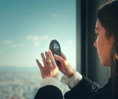 Pebble-Shaped 9-Second Camera Makes Vlogging More Intentional and Memorable