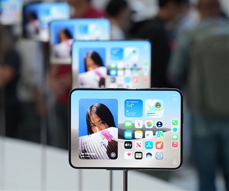 Samsung Fans Are Thoroughly Unimpressed by Apple’s Foldable Phone