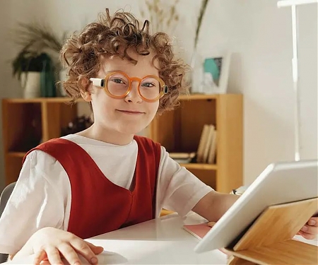 Poskii Smart Glasses Protect Not Just Children’s Vision but Also Their Spine