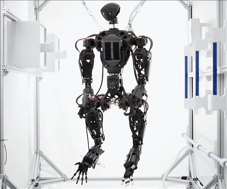 (Video) Space-Bound Humanoid Takes A Four-Armed Approach To Astronaut Assistance