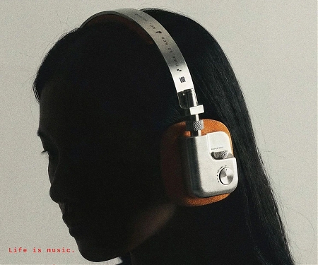 These Retro-Modern Headphones Put Audio Adjustments on Physical Dials and Tactile Switches
